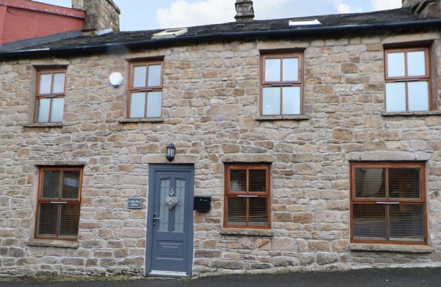 MILL RACE HOUSE, pet friendly, character holiday cottage in Alston