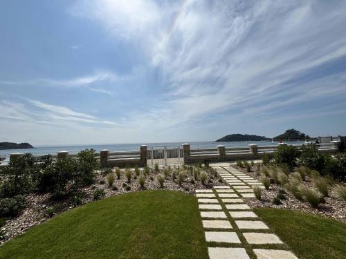 Milliau T2 piscine et vue mer