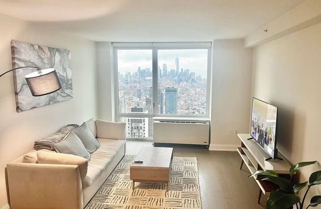 Million dollar view 2-bedroom apartment in Manhattan New York with fitness room