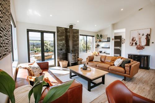 Minaret Ridge - Family Friendly - Sleeps 8 - Mountain Views - Close to Lake