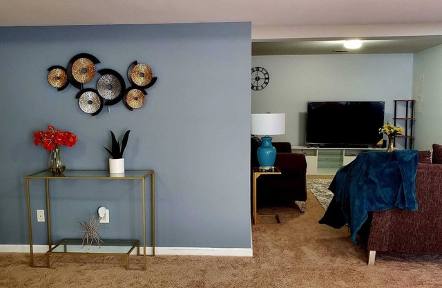Minimalist Basement Apartment - cozy and spacious for all