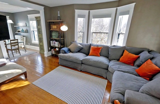 MINNESTAY* Linden Hills Luxury Charmer ★ Walk to Lake Harriet ★ Groups Welcome