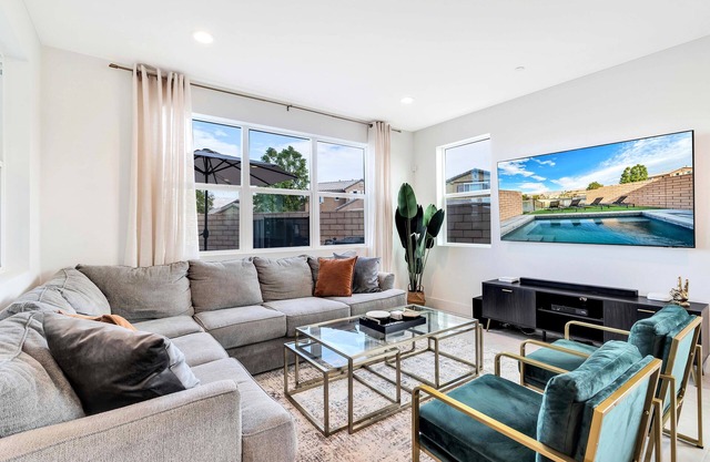 Minutes away from Coachella Festival! Lakeside Villa- Modern & Spacious