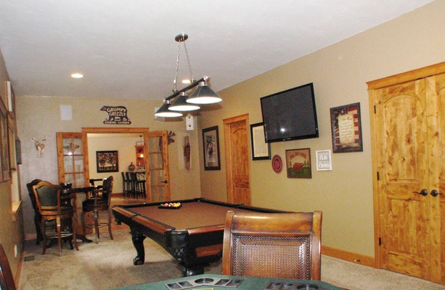 Minutes from Flathead Lake! ~ NEW Theater Room! NEW AC! Glacier NP!