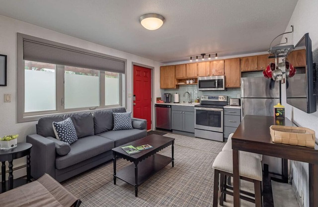 Minutes from the Airport! Northwood Nest 1BDR
