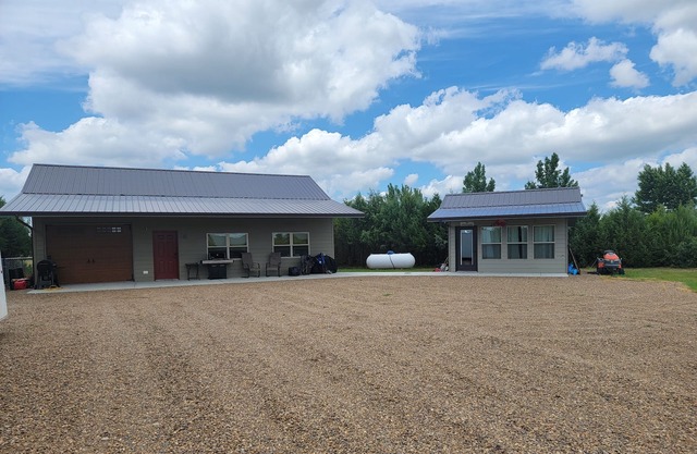 Missouri River Fishing and Hunting Lodge