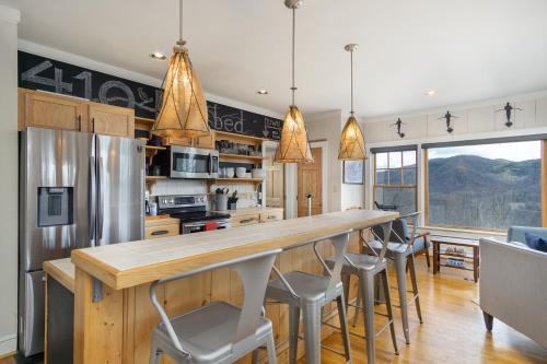Misty Mountain Hideaway Under New Management, Hot Tub & Mountain Views