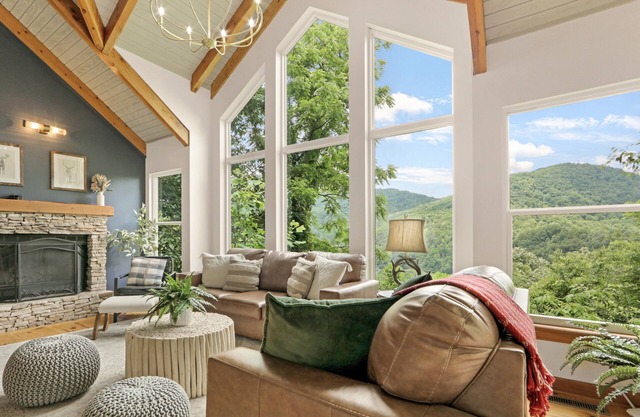 Misty Valley BnB ~ Hot Tub ~ Game Room ~ King Beds ~ Netflix