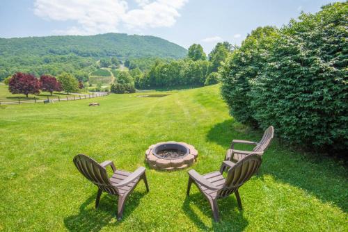 Mnt Views, Fire Pit, Hot Tub, Fishing Pond, Sleeps 6