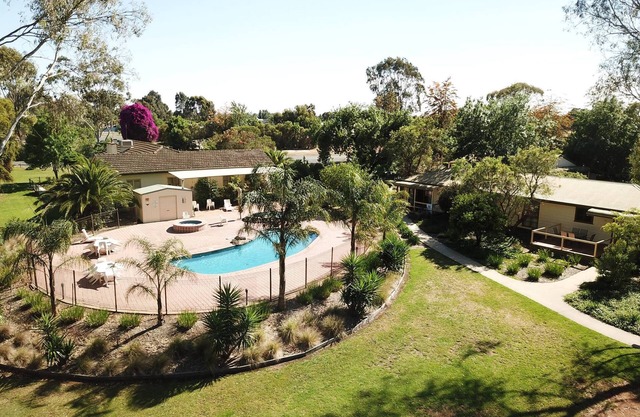 Moama Riverfront Escape: Pool, Fun + Space for Everyone!