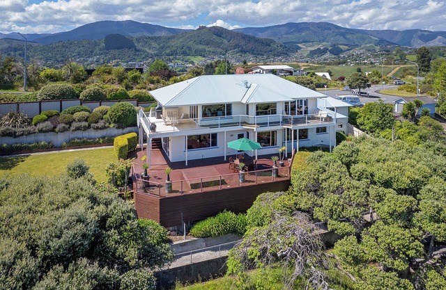 Moanaroa - Stunning Views of Tasman Bay and Beyond