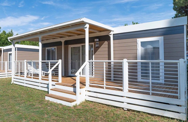 Mobilehome with pool and restaurant