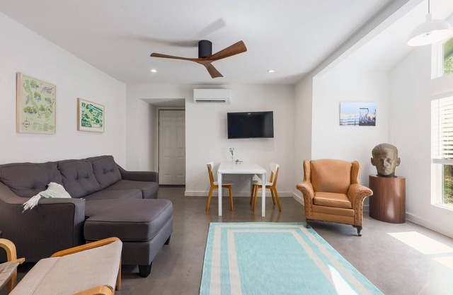 Modern 1-bed, kitchen, queen, TV, WiFi.