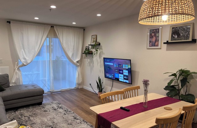 Modern 1-bedroom condo in downtown Santa Ana with AC, Disneyland 15 minutes away