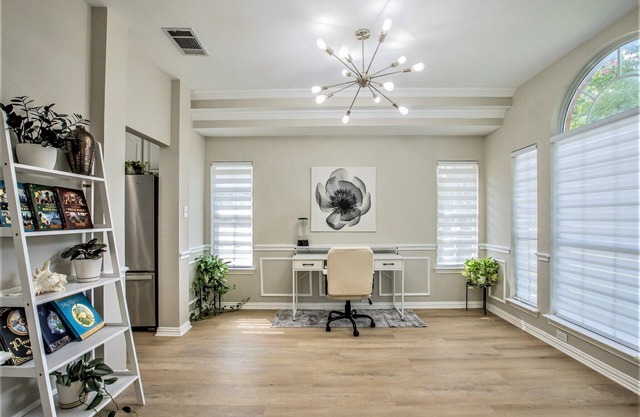 Modern 1-Story in Excellent location. Pets Welcome.