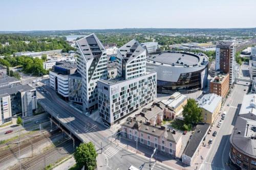 Modern 1BR Apt with Amazing Views, Balcony & Sauna