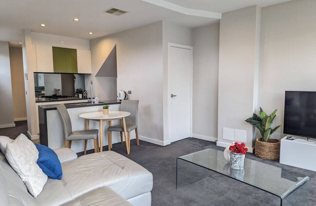 Modern 1br split-level apartment