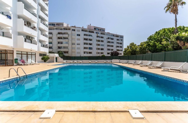 Modern 2 BDR Flat W/Balcony and Pool by LovelyStay