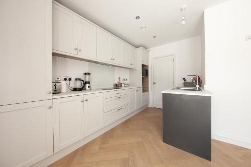 Modern 2 bed house in Hollystown with free parking