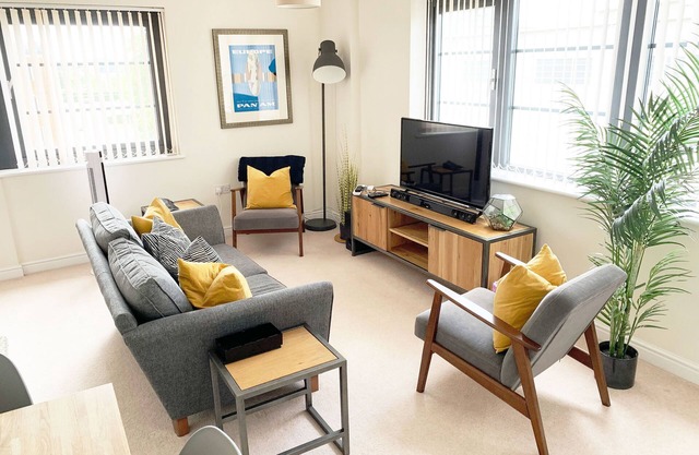 Modern - 2 Bedroom Apartment - Farnborough