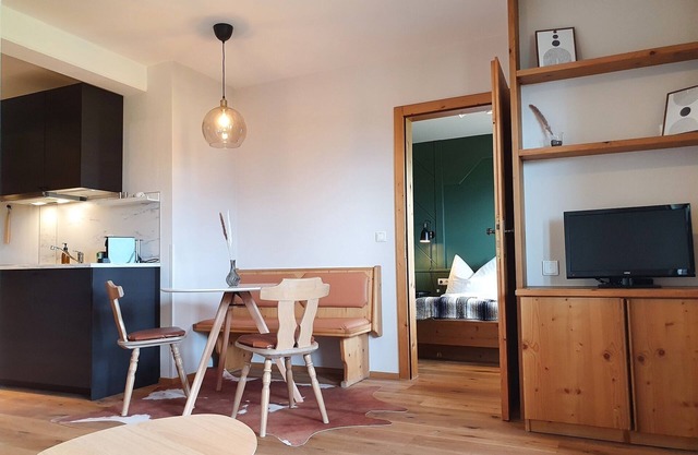 "Modern 2-bedroom apartment with free parking."