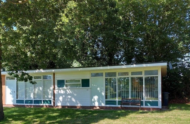 Modern 2-bedroom holiday chalet, close to amenities and seaside