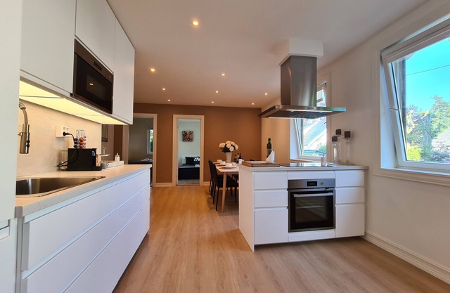 Modern 2-bedroom lux apartment. Upscale neighborhood. Prime location.