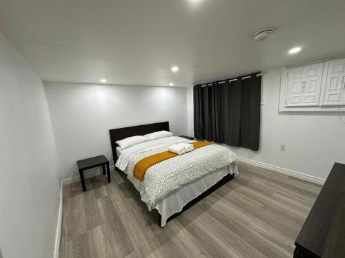 Modern 2 Bedroom Suite, Excellent Location Near Downtown & Airport