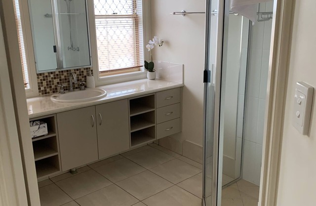 Modern 2 bedroom unit close to city centre