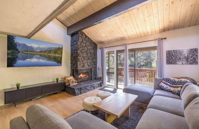 Modern 2 BR, 2.5 BA Townhome with Unbeatable Access to Snow Summit