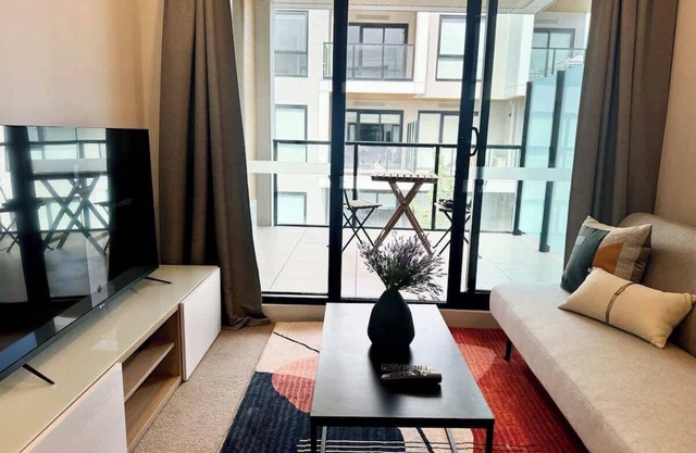 Modern 2BR Apt in Clayton Free Parking