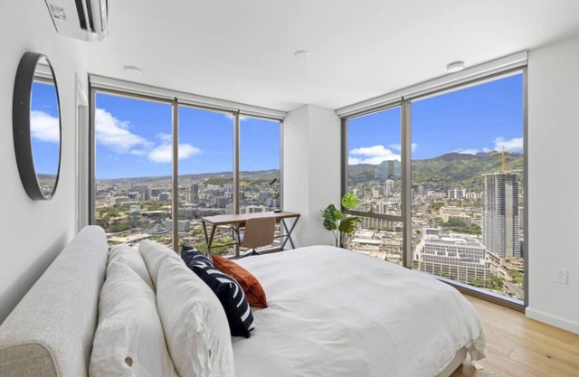 Modern 2BR Condo | Pool & Sauna | Ala Moana