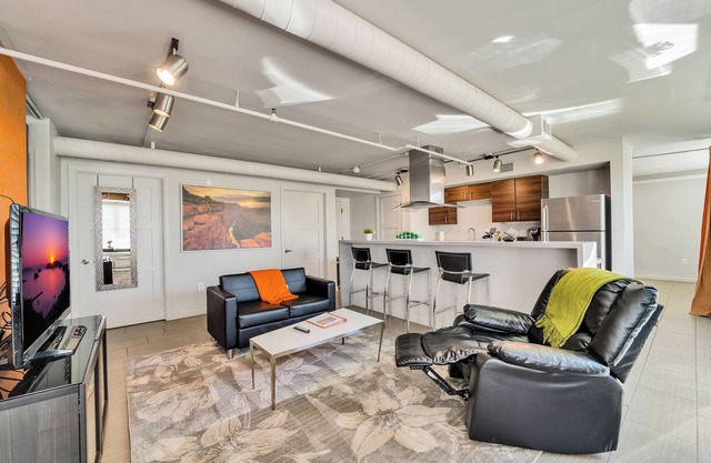 Modern 2BR Condo with parking - Short Drive to Downtown Phoenix!