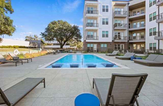 Modern 2BR Dallas Stay Walk to Galleria + Pool