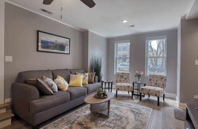 Modern 2BR in Roscoe/Wrigley with Free Street Parking walk to Paulina Brown-line