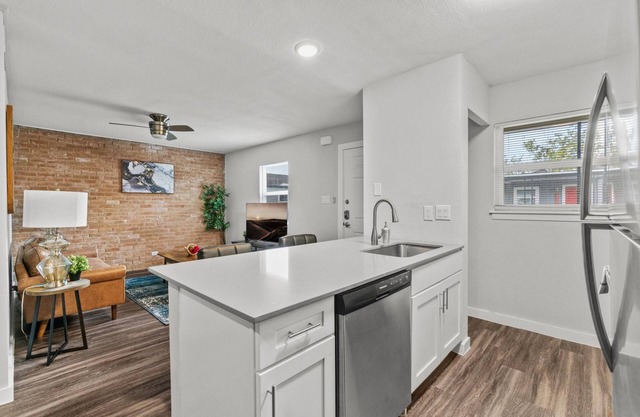 Modern 2BR Near UT Hyde Park Evonify