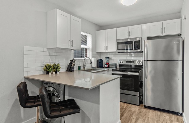 Modern 2BR Near UT | Hyde Park | Evonify 7378