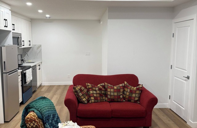 Modern 2BR | Quiet NW Basement. 1.5 hours to Banff.