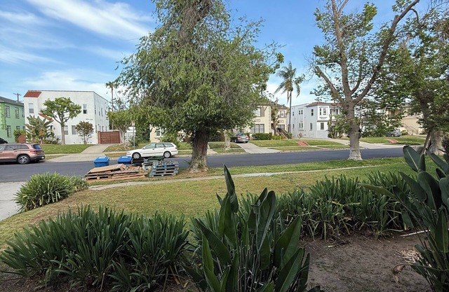 Modern 2Br + Sofa Bed + 2Bth in Miracle Mile