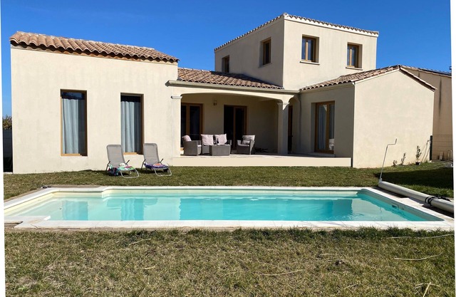 Modern 3 bedroom, 2 bathroom villa, private garden & pool, 10 minutes from beach