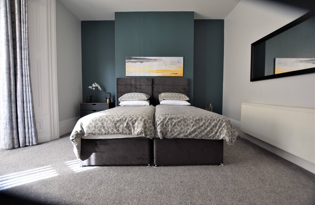 Modern 3 bedroom City Centre flat. Free parking.