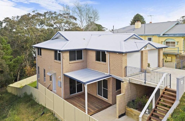 Modern 3-bedroom Katoomba townhouse (nature view)