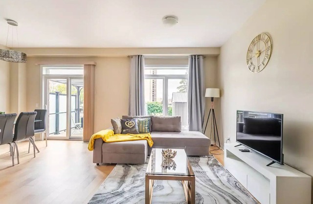 Modern 3BR 2.5BA Townhome, 2 min to the Beach, BBQnn
