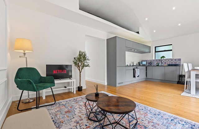 Modern 3BR Bungalow | Sleeps 6+ | Parking | Garden | Near JR Hospital