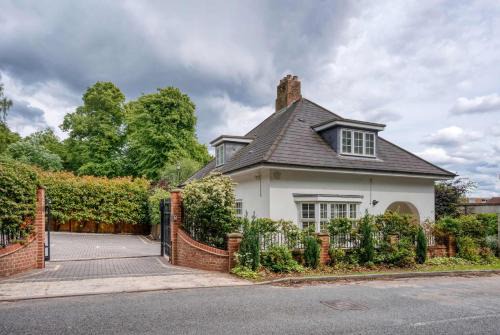 Modern 3BR Home in 2 Nether Hall Near M6 J7 with Hot Tub, Smart TV and Free Parking