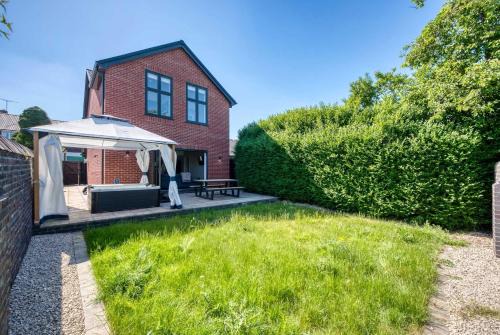 Modern 3BR Home in 24 Breeden Dr Near M6, NEC & Airport Hot Tub, Netflix, Free Parking