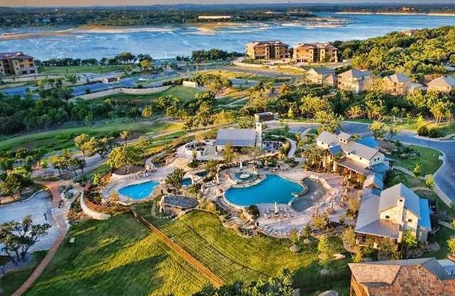 Modern 3BR Lakeview Villa @ The Hollows Resort