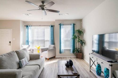 *Modern 3BR Near Downtown w/ Snacks included *
