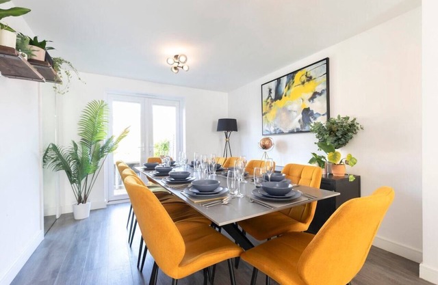 Modern 4 Bed 3 Bath Home Close to the Town Centre