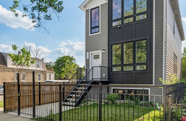 Modern 4-Bedroom Home – Newly Built - Sleeps 10!